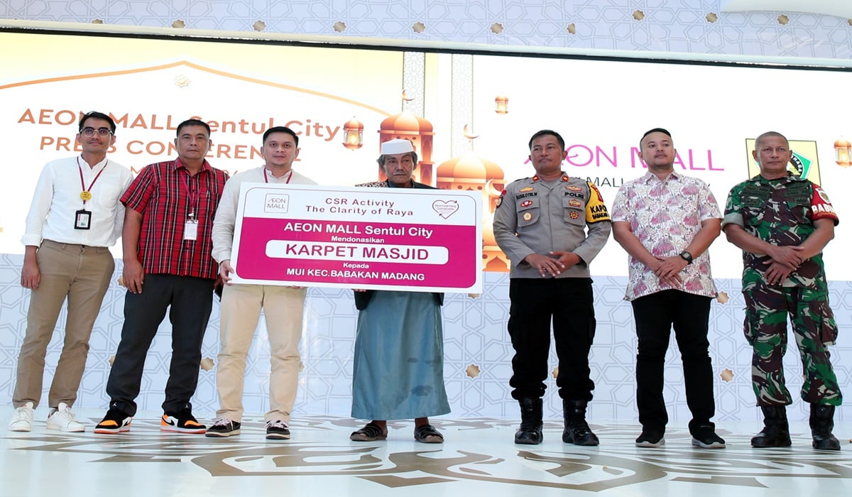 Penyerahan donasi karpet masjid dari Aeon Mall Sentul City kepada MUI Babakan Madang.