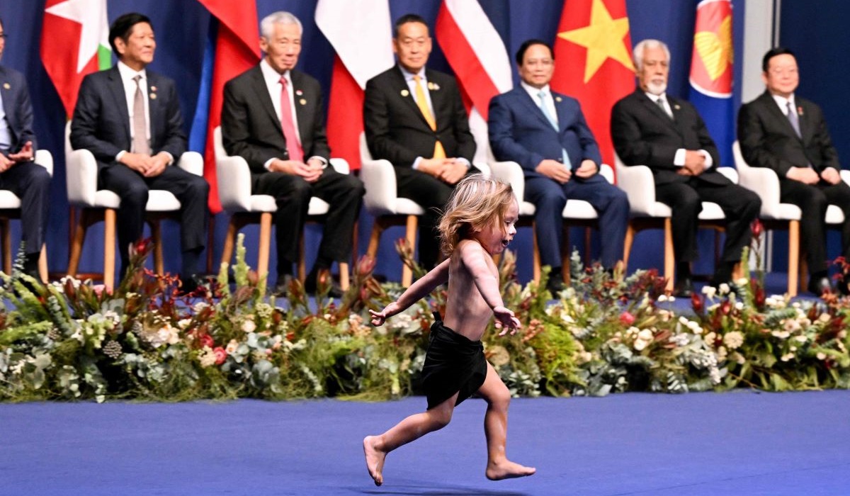 Para pemimpin menyaksikan penampilan anak laki-laki pribumi Australia pada KTT Khusus ASEAN-Australia ke-50 di Melbourne, 5 Maret 2024.