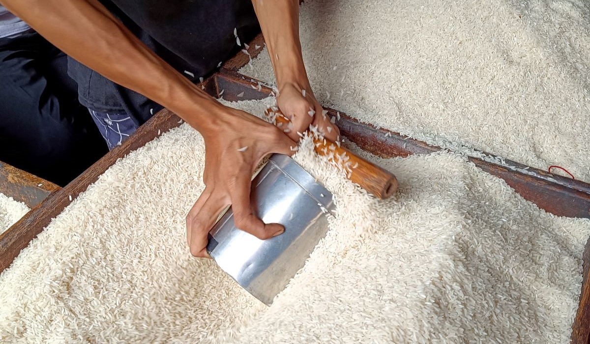 Suasana kesibukan toko beras di Pasar Kebayoran, Jakarta 