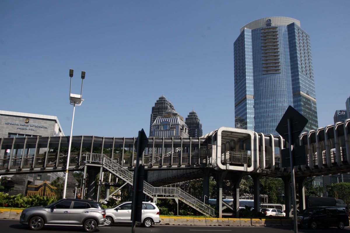 Gedung-gedung pencakar langit dengan latar belakang langit biru di Sudirman, Jakarta 