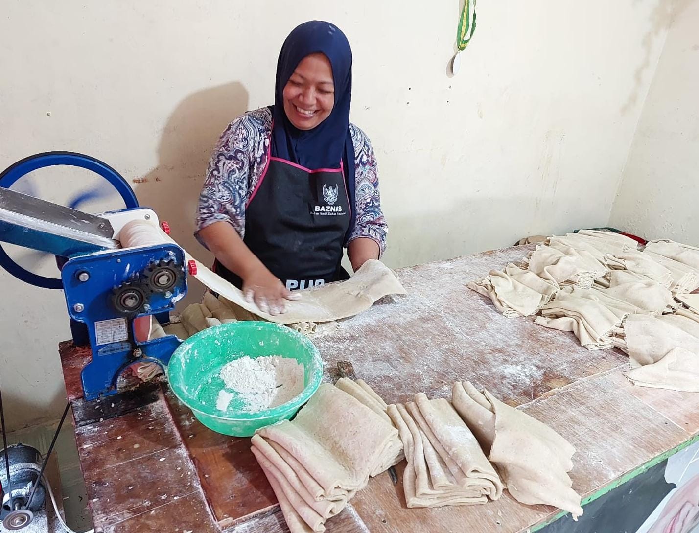Rice Yulia, mustahik Baznas, memproduksi kue lebaran.