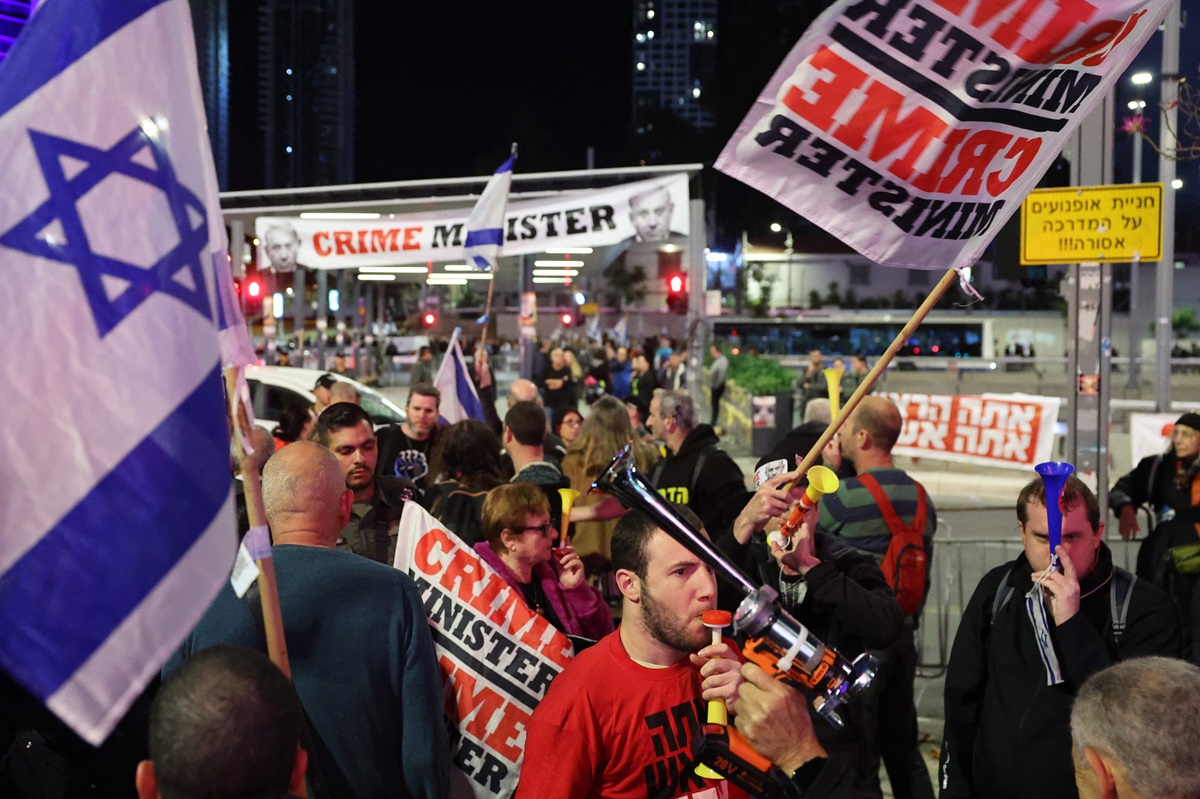 Ribuan demonstran berkumpul di Tel Aviv, Israel, menuntut pengunduran diri Perdana Menteri Benjamin Netanyahu.