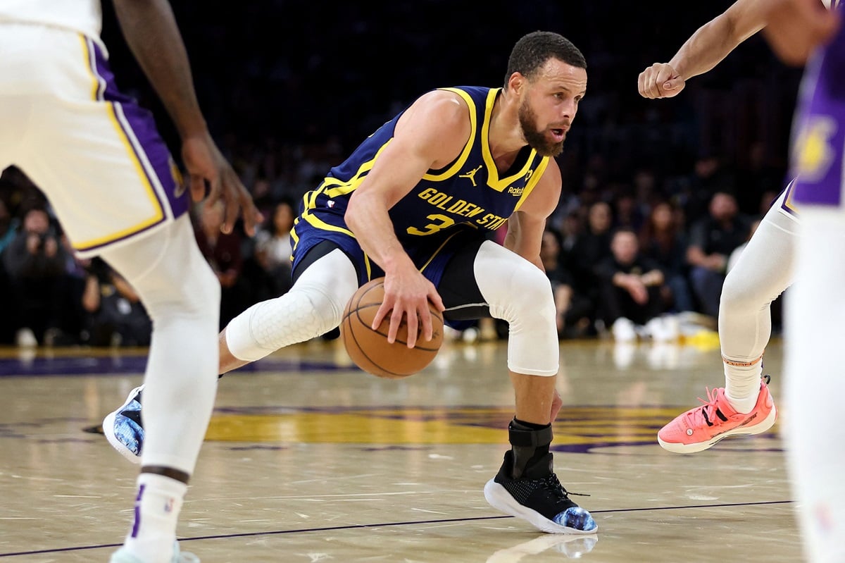 Stephen Curry kembali dari cedera saat menghadapi Lakers, mencetak 31 poin dan membawa Golden State Warriors meraih kemenangan 128-121. 