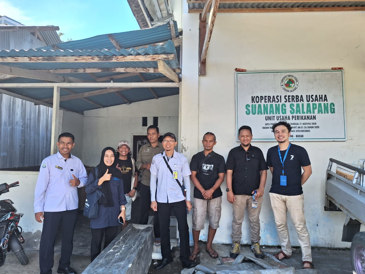 Nelayan menggendong seorang penumpang lajut usia.