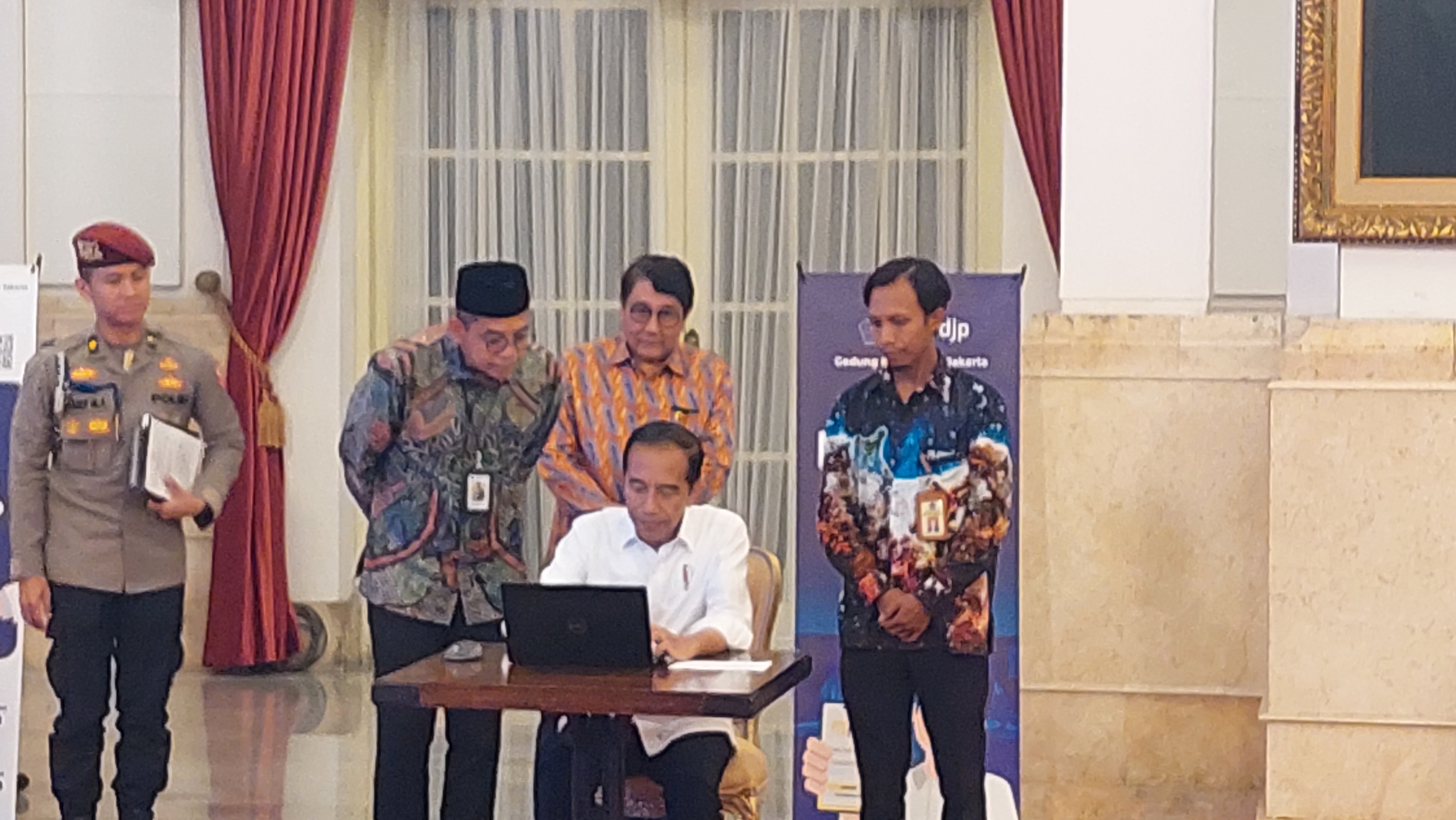 Didampingi Direktur Jenderal Pajak Kementerian Keuangan Suryo Utomo, Jokowi melakukan pengisian SPT pajak tahunan 