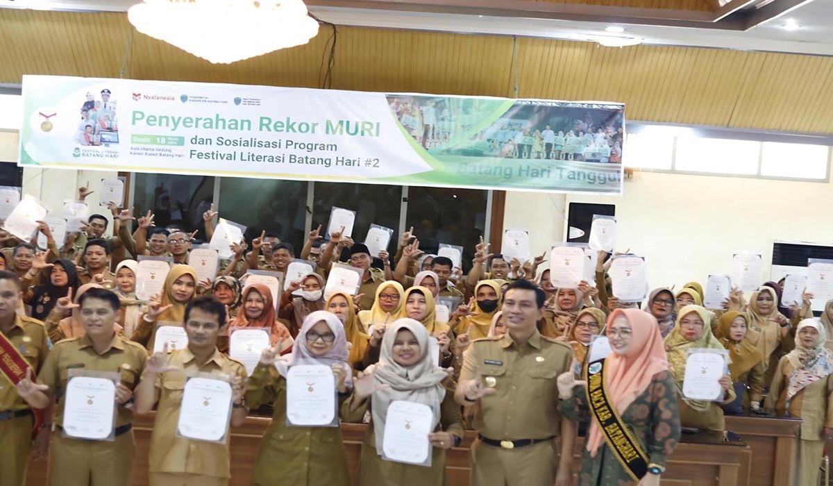 Penyerahan piagam rekor Muri kepada Pemkab Batang Hari