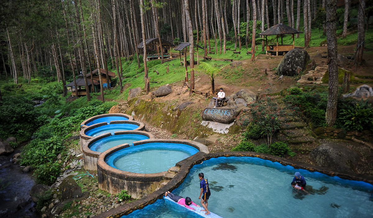 Wisatawan berenang di kolam renang kawasan wisata Kampung Ciherang, Tanjungsari, Kabupaten Sumedang, Jawa Barat, Sabtu (11/6/2022).