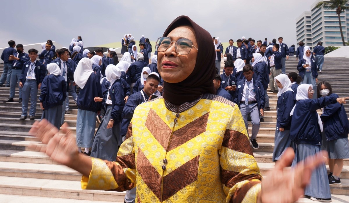 Wakil Ketua Komisi X Hetifah Sjaifudian memberikan keterangan setelah berfoto bersama dengan siswa siswi 