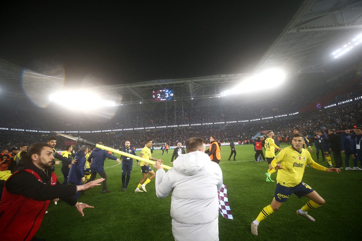 Usai pertandingan sengit antara Trabzonspor dan Fenerbahce di Liga Turki, kerusuhan meletus ketika pendukung Trabzonspor masuk ke lapangan