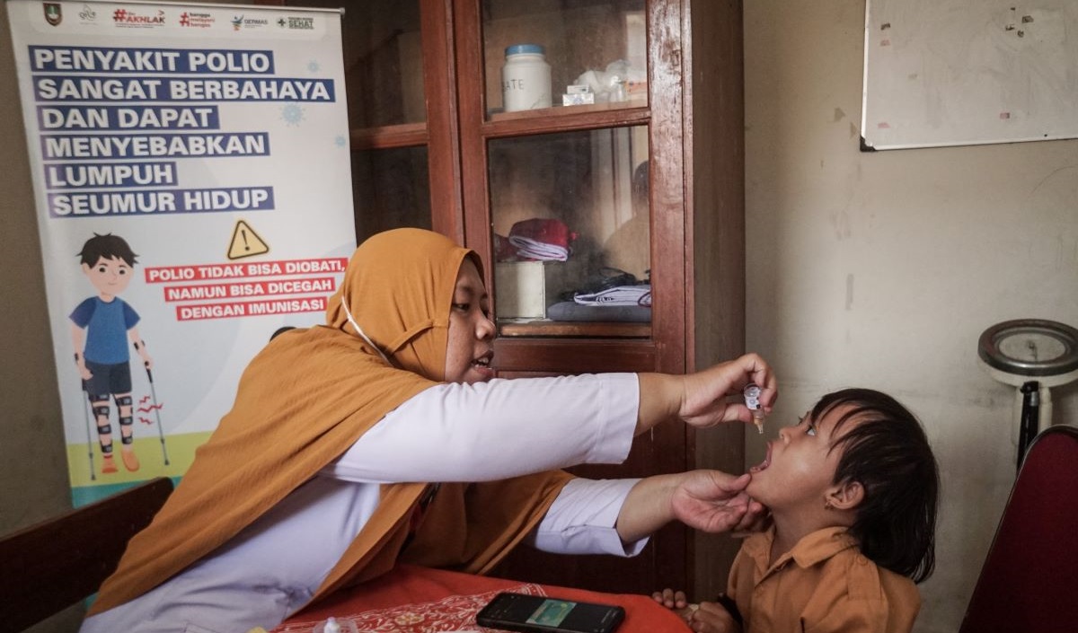 Petugas puskesmas memberikan vaksin polio kepada anak berkebutuhan khusus di Sekolah Luar Biasa (SLB) C Setya Darma, Nusukan, Solo, Jateng.