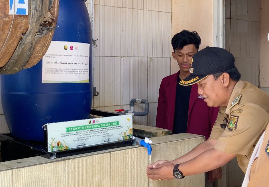 Alat pengolah air hujan menjadi air bersih ciptaan mahasiswa  KKN Universitas Nusa Putra di Sukabumi