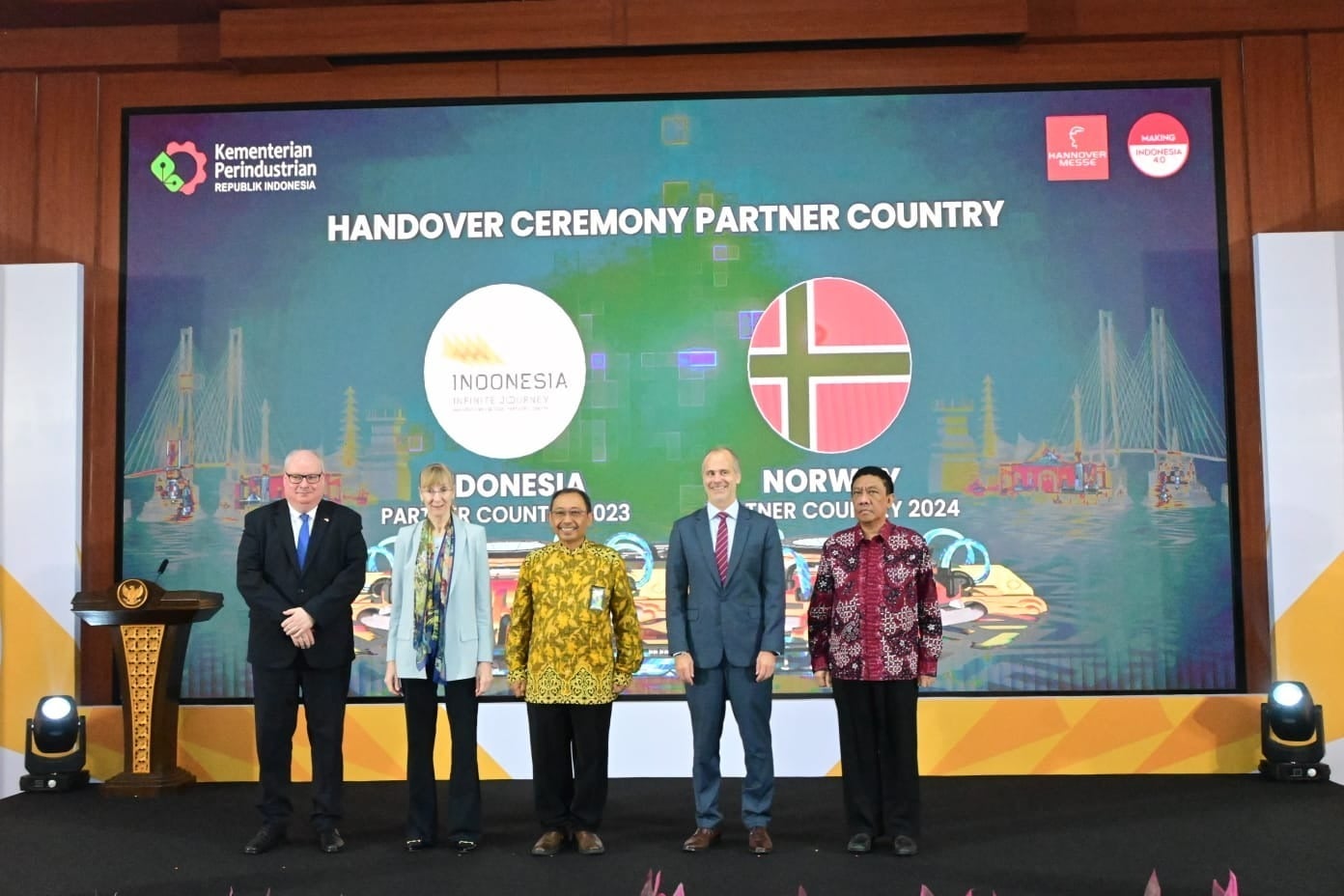 Handover ceremony dari Indonesia kepada Norwegia.