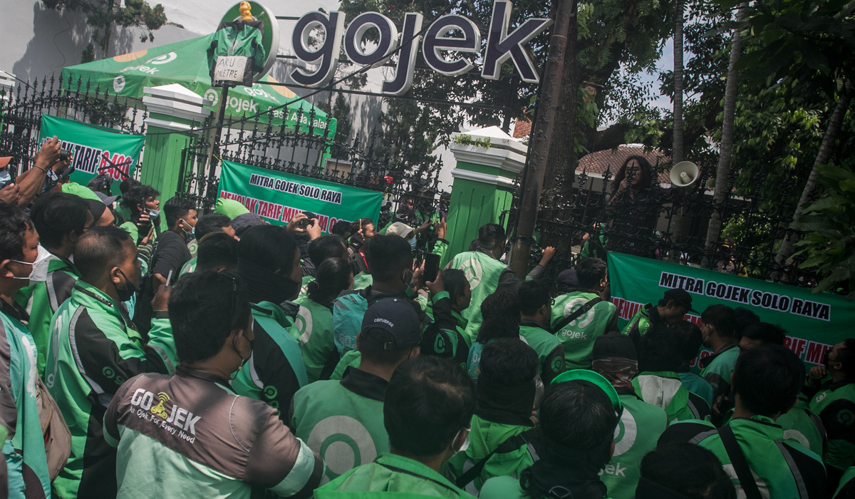 Pengemudi ojek online (ojol) di kantor Gojek, Solo, Jawa Tengah.