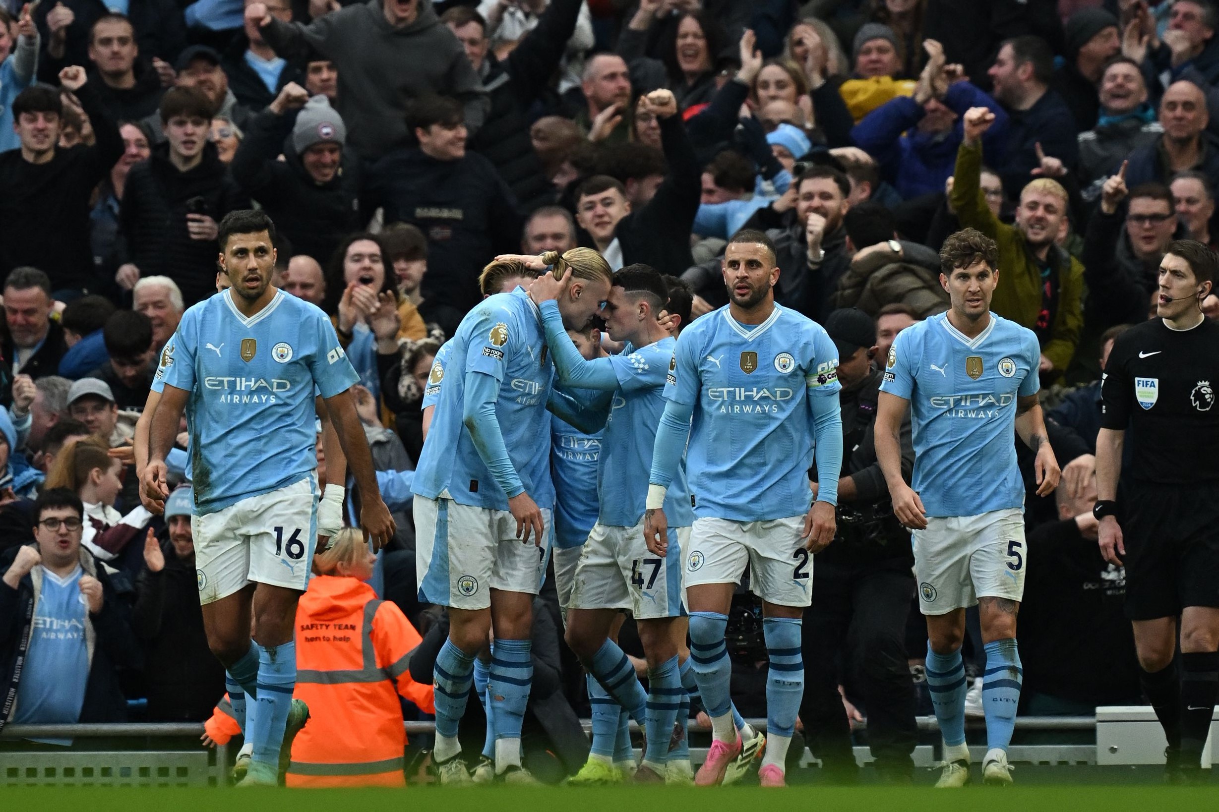 Para pemain Manchester City merayakan gol ke gawang Manchester United