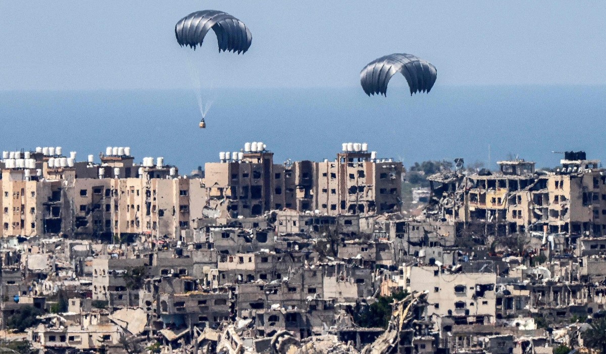 Parasut bantuan kemanusiaan jatuh di atas wilayah Palestina yang terkepung Israel