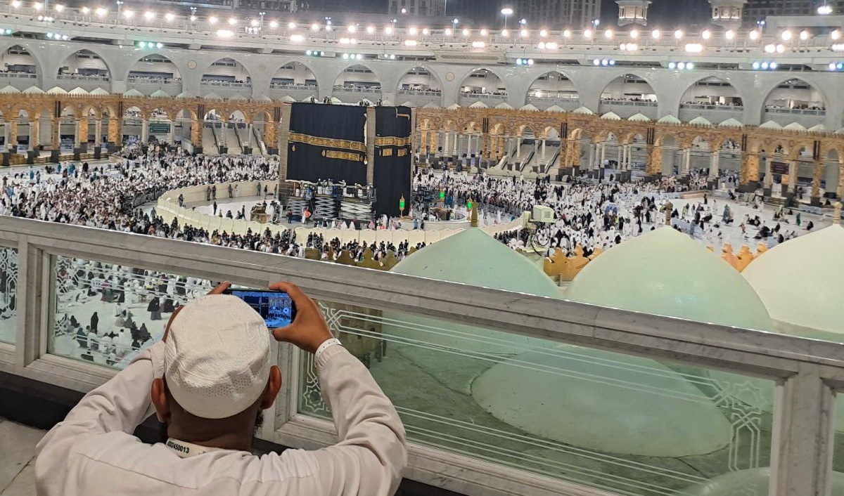 Petugas melakukan penggantian kain penutup Ka'bah atau kiswah di Masjidil Haram, Mekah, Arab Saudi, Rabu (19/7/2023).