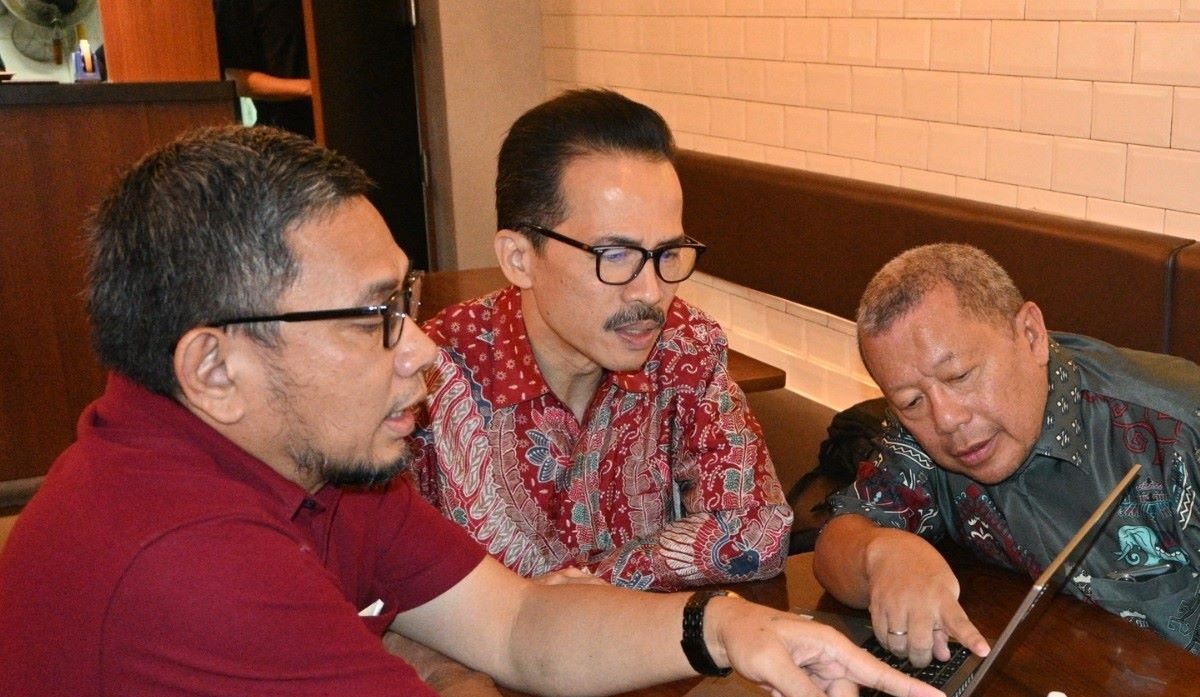 Blusukan online untuk menyapa ratusan atau bahkan ribuan orang secara bersamaan melalui aplikasi digital kini makin diminati.