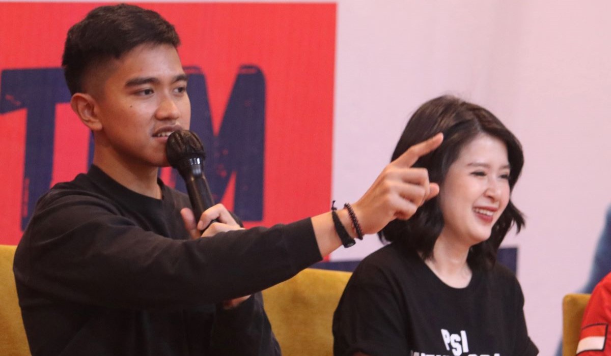 Ketua Umum Partai Solidaritas Indonesia (PSI) Kaesang Pangarep (kiri) bersama Wakil Ketua Dewan Pembina PSI Grace Natalie Louisa (kanan)