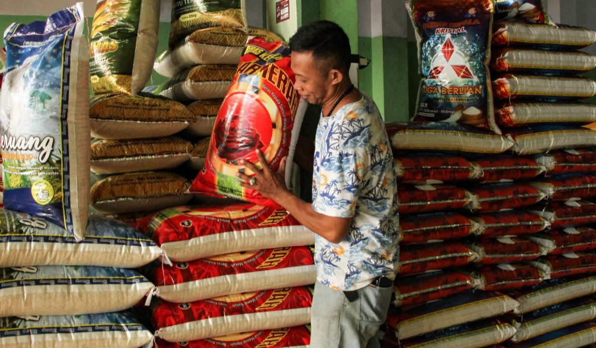 Ilustrasi: Pedagang mengangkut karung beras di Pasar Terong, Makassar, Sulawesi Selatan, Sabtu (2/3/2024)