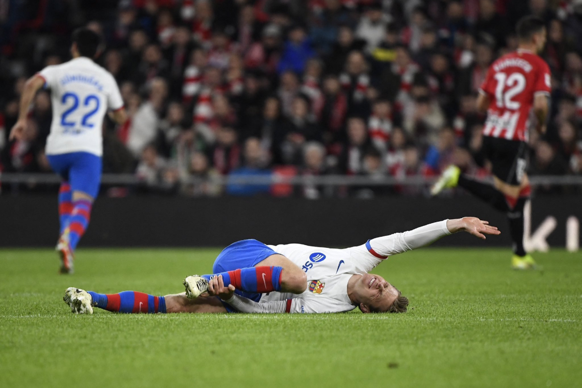 Gelandang FC Barcelona, Frenkie de Jong tengah kesakitan saat mengalami cedera pada pertandingan melawan AThletic Bilbao pada Senin dini har