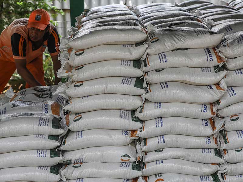 Petugas PPSU merapikan ratusan karung ukuran 10 kg berisi beras bantuan pangan yang akan disalurkan ke masyarakat di RPTRA Bhineka, Jakarta.