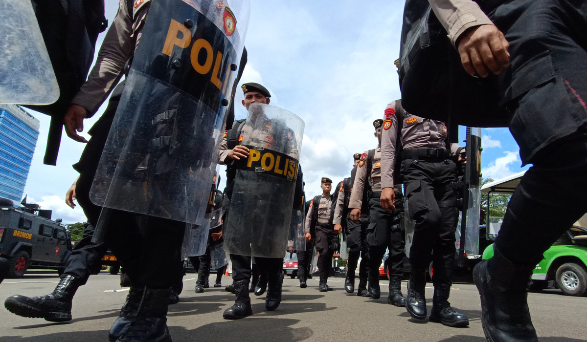 Anggota Korps Brimob melakukan persiapan pengamanan aksi demonstrasi di depan gedung DPR MPR RI.