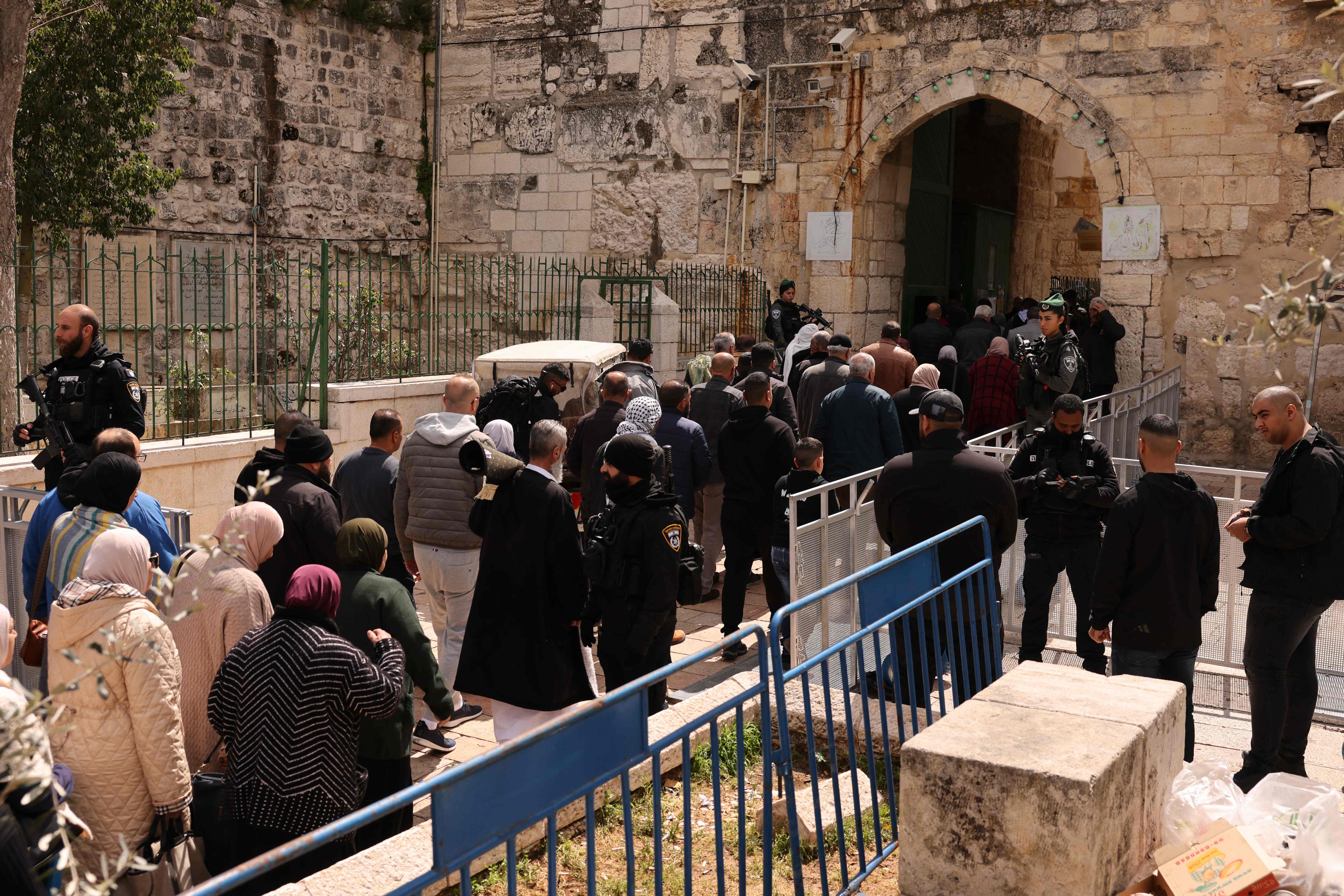 Sekitar 180 ribu warga Palestina menjalani salat Jumat di Masjid Al-Aqsa dengan dibayangi kehadiran polisi Israel.
