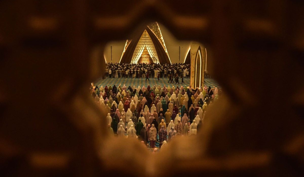 Umat Islam melaksanakan salat tarawih di Masjid Al Jabbar, Bandung, Jawa Barat, Senin (11/3/2024).