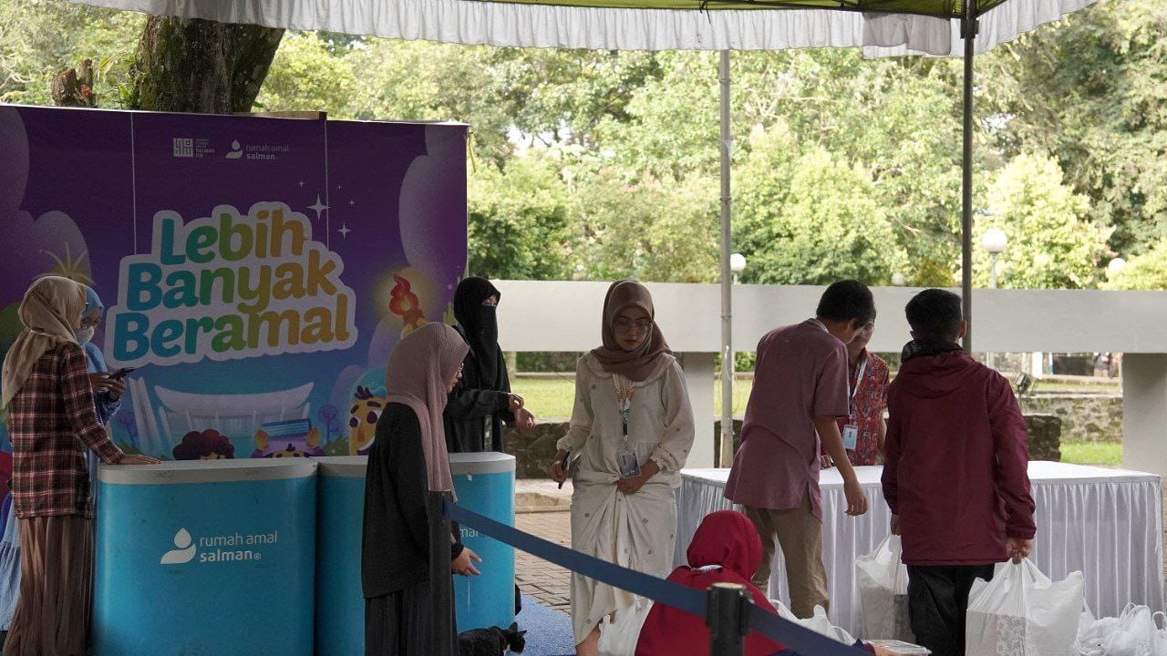  Masjid Salman ITB bersama Rumah Amal Salman menyiapkan buka puasa untuk warga. 
