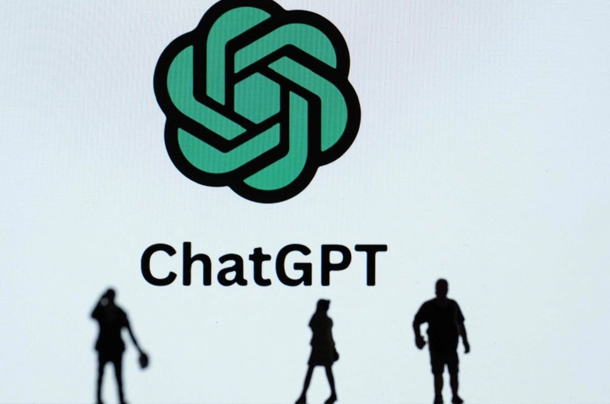 Patung-patung di samping logo ChatGPT di Mulhouse, Prancis timur, pada 19 Oktober 2023.