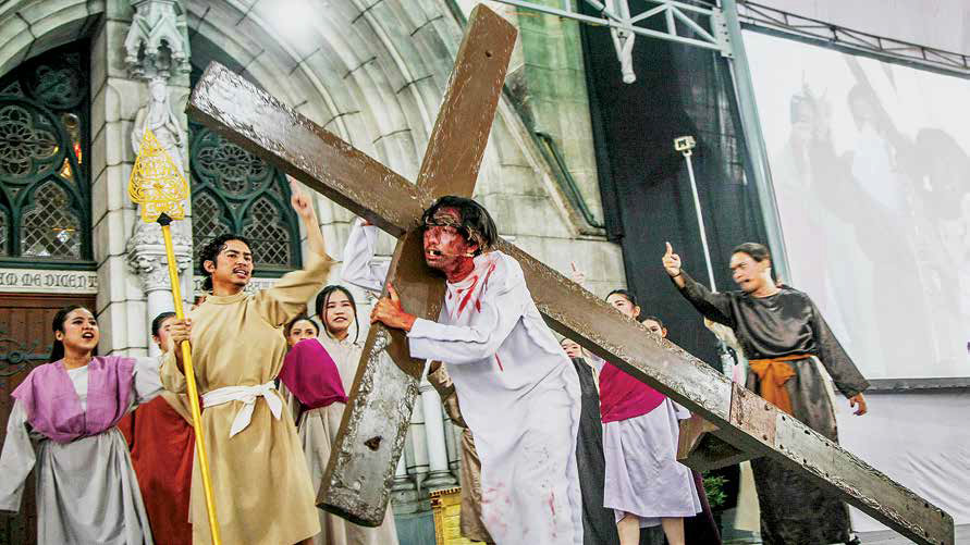 Umat Katolik menampilkan visualisasi Jalan Salib saat peringatan Jumat Agung di Gereja Katedral, Jakarta, kemarin.