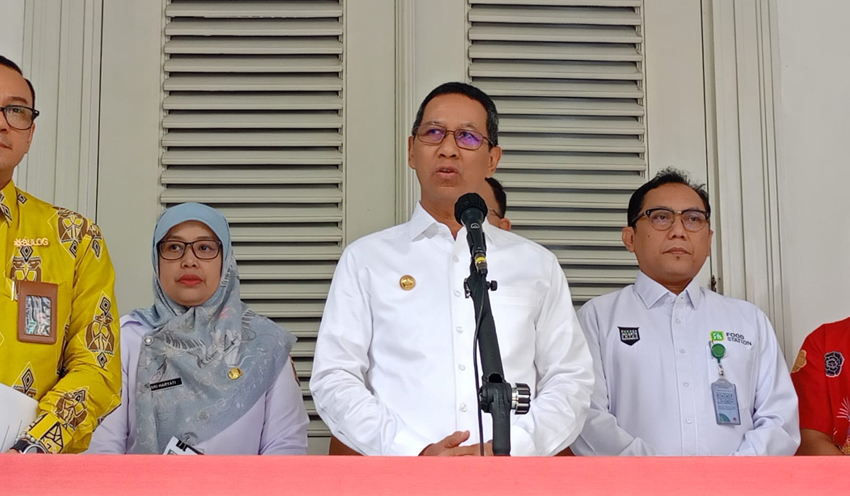Pj Gubernur DKI Jakarta Heru Budi Hartono (tengah).