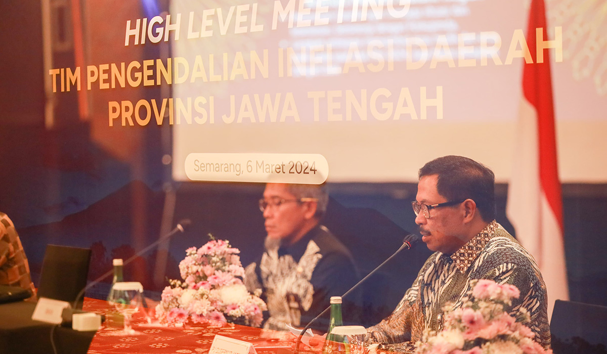 Pj Gubernur Jawa Tengah Nana Sudjana (kanan) menyampaikan arahan dalam acara High Level Meeting Tim Pengendali Inflasi Daerah (TPID).