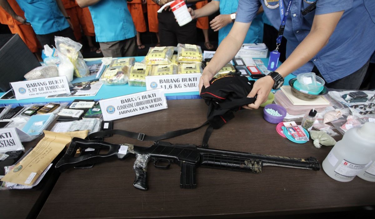 Ilusstrsi: airsoft gun dan sejumlah barang bukti dihadirkan saat rilis narkotika jaringan internasional di Kantor BNN 