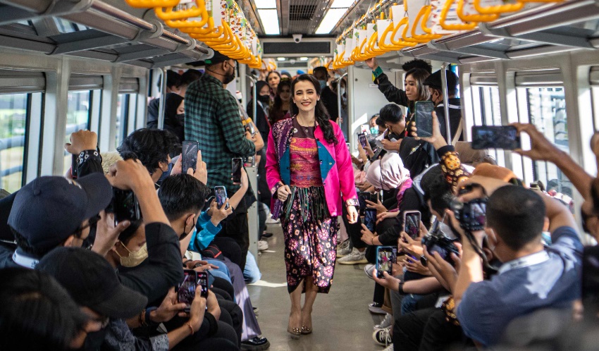 Peragaan busana yang menggunakan elemen ulos, yang dilakukan di dalam gerbong kereta.