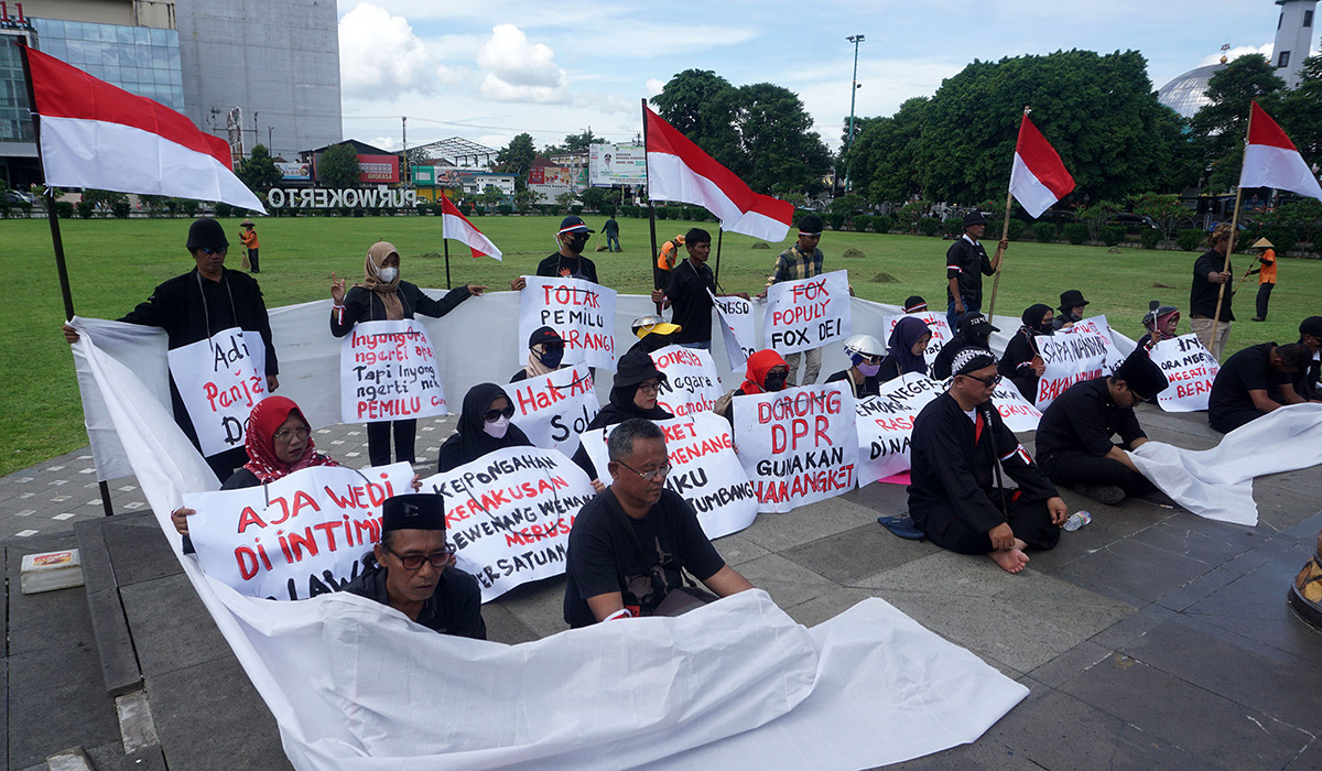 Puluhan orang yang mengatasnamakan Aliansi Rakyat Menggugat Kabupaten Banyumas, Jawa Tengah (Jateng) menggelar Tapa Pepe.