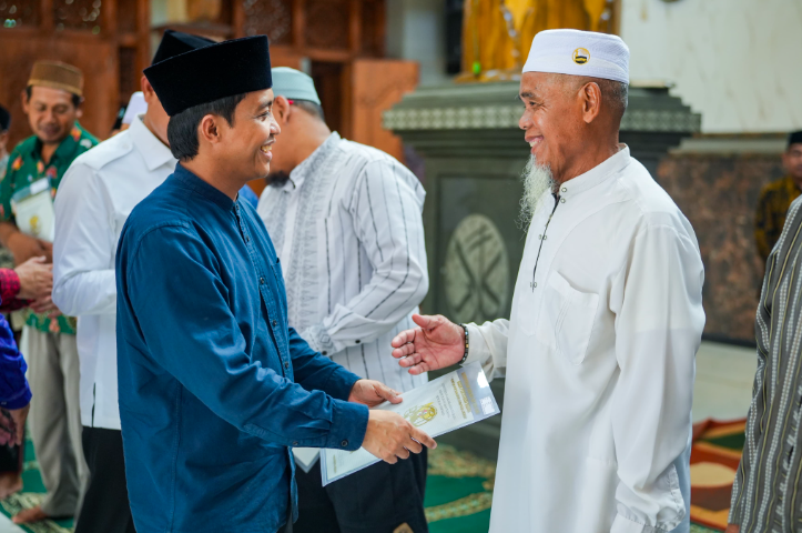 Pemberian sertifikat tanah pondok pesantren Al Islami Al Hasyimi yang dikelola oleh keluarga Amrozi, pelaku bom Bali pada 2002. 