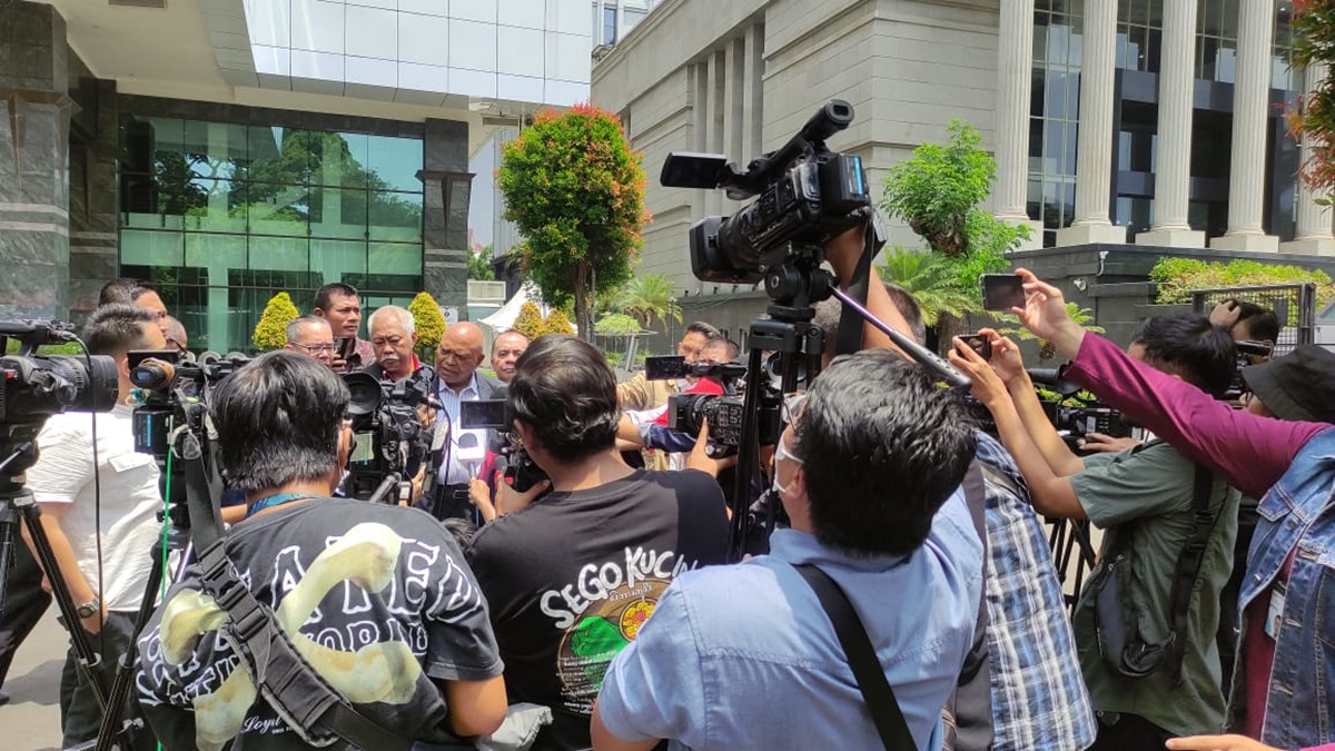 Hakim MK didorong independen dan menyatakan bebas dari tekanan dalam menangani perselisihan hasil pemilihan umum.