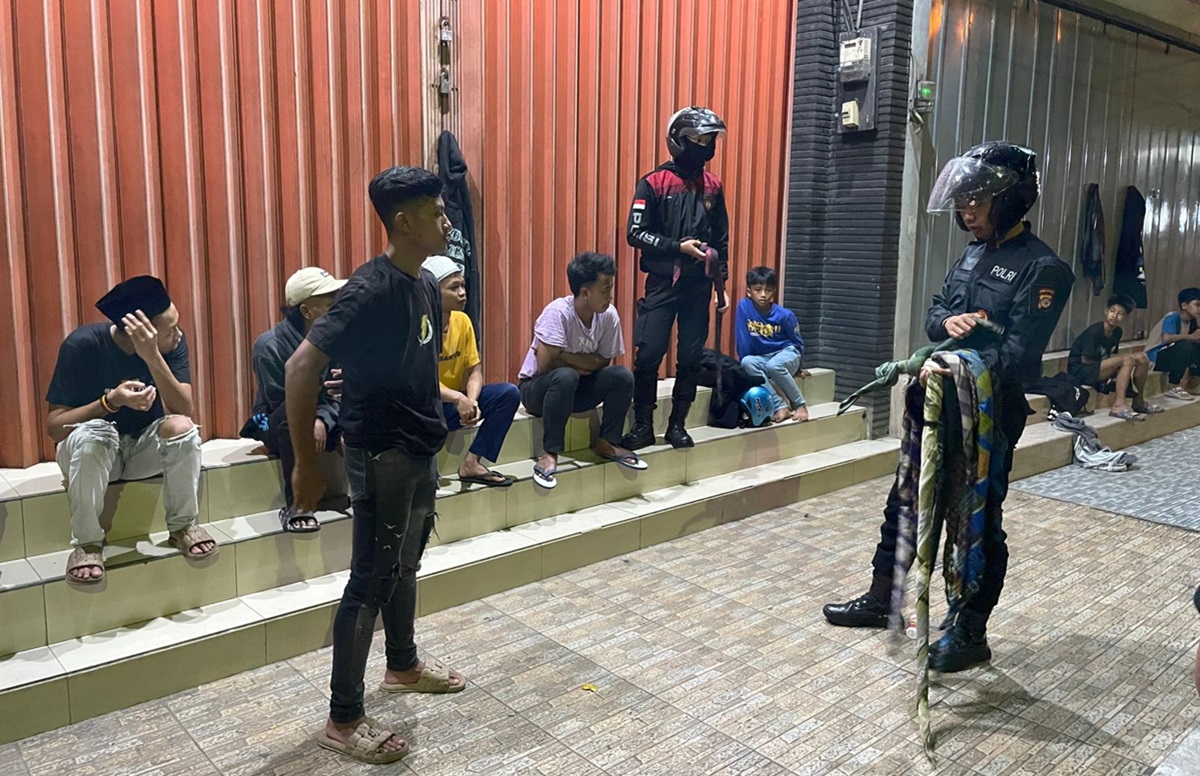 Polres Garut mengamankan 10 remaja yang tengah perang sarung dan menyita 5 sarung yang sudah dipadatkan.