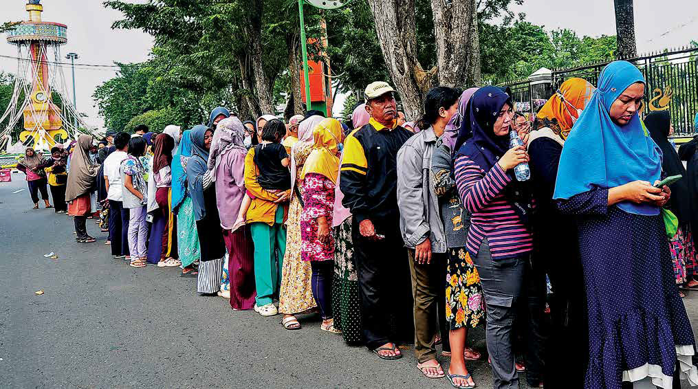Ratusan warga antre untuk membeli beras saat operasi pasar di kawasan Tugu Keris Siginjai, Jambi, kemarin.