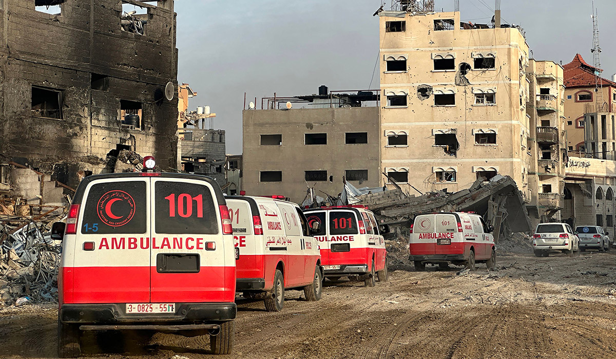 Konvoi ambulans di Jalur Gaza.