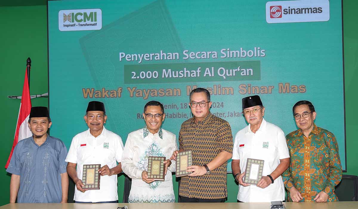  Sinar Mas mewakafkan ribuan mushaf Alquran kepada Ikatan Cendekiawan Muslim Indonesia (ICMI).