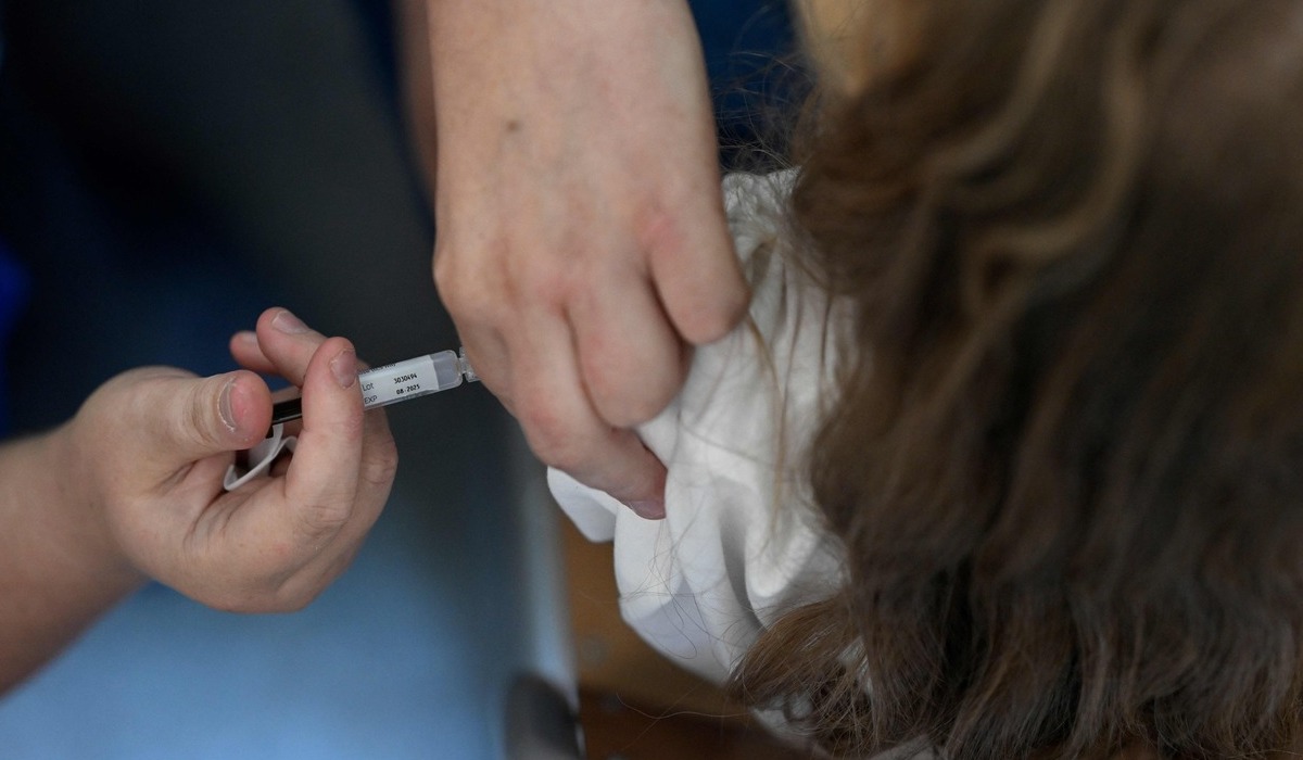 Ilustrasi pemberian vaksin HPV pada anak perempuan.