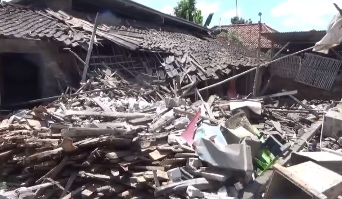 Sisa puing di lokasi pabrik tahu yang meledak di Nganjuk, Jatim.