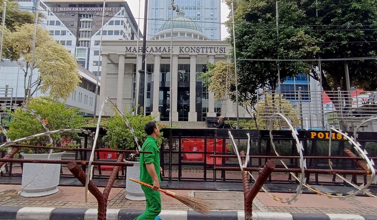 Beton pemisah dan kawat berduri dipasang di depan Gedung Mahkamah Konstitusi (MK), Medan Merdeka Barat, Jakarta, Rabu (27/3/2024).