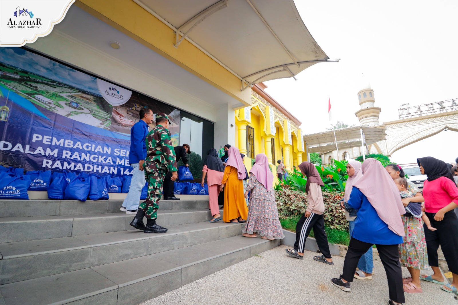 Antrian masyarakat yang tinggal di area pemakaman Al Azhar Memorial Garden, Karawang, Jawa Barat.