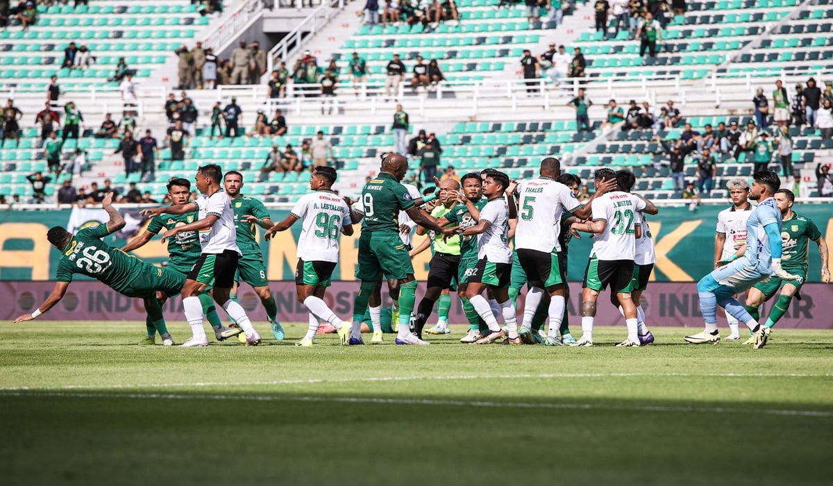 Sejumlah pemain Persebaya bersitegang dengan pemain PSS Sleman pada laga Liga 1 di Stadion Gelora Bung Tomo, Surabaya, Minggu (3/3). 