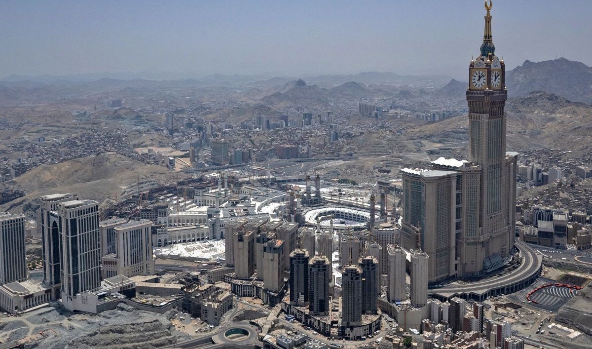 Pemandangan udara Masjidil Haram dengan Menara Jam Mekah Royal Hotel selama ibadah haji tahunan.