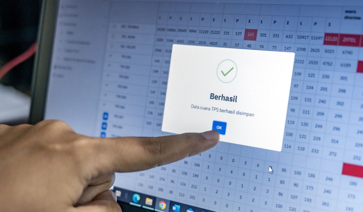 Petugas PPK memasukkan hasil penghitungan perolehan suara Pemilu 2024 ke dalam aplikasi Sistem Informasi Rekapitulasi (Sirekap).