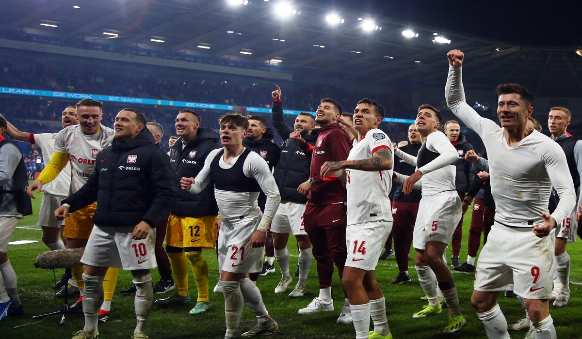 Para pemain Polandia melakukan selebrasi usai menang adu penalti atas Wales di laga playoff Piala Eropa 2024